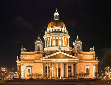 Night view of St. Isaac's cathedral in winter.