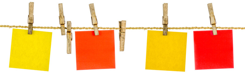  post-its et pinces bois sur corde à linge ficelle végétale 