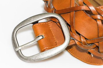 Brauner Ledergürtel mit Gürtelschnalle