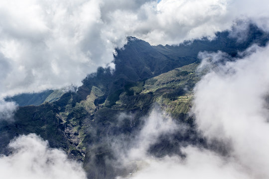 cirque de Mafate sous les nuages, île de la Réunion 