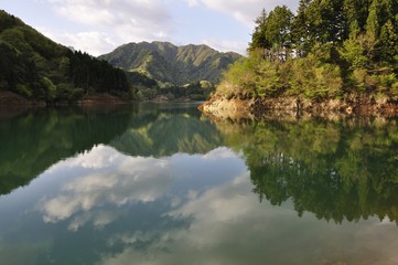 Fototapeta na wymiar 春の宮ヶ瀬湖