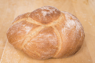 Wiejski chleb na drewnie