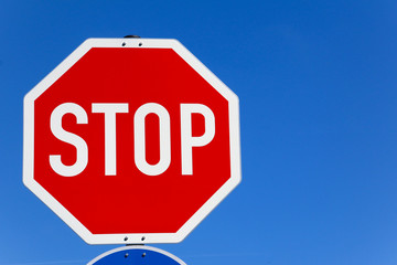 Obraz premium Stoppschild mit blauem Himmel