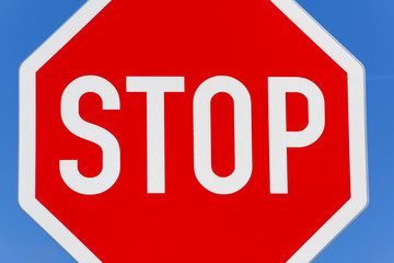 Stoppschild mit blauem Himmel