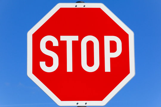 Stoppschild mit blauem Himmel