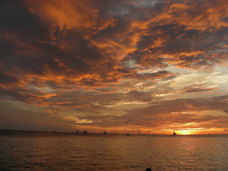 tramonto nell'isola di boracay nelle filippine