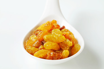 Golden-coloured dried grapes