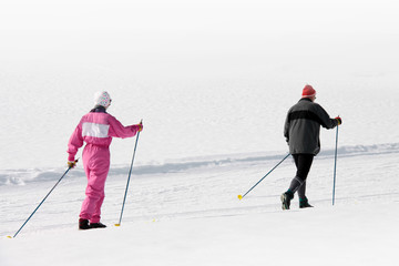 Zwei Wintersportler beim Skilanglauf