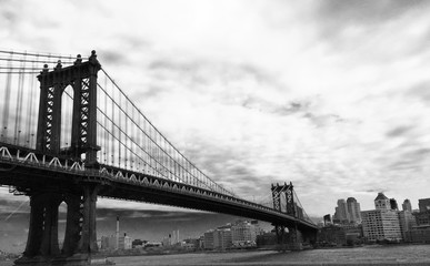 Fototapeta na wymiar manhattan bridge with cloudy sky in black and white picture style