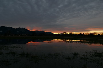 Sonnenuntergang nahe den Alpen
