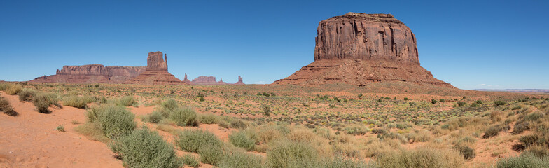 Fototapeta na wymiar Monument Valley, Nationalpark, Tafelberge, Utah, Arizona, USA, Wüste, Sommer, Tag, Kalkstein, Sandstein