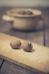Obraz premium Walnuts on an old wooden table