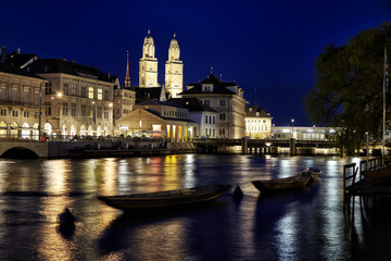 Fototapeta na wymiar Zürich bei Nacht, Nachtaufnahme vom Limmatquai mit Grossmünster, Rathausbrücke, Fluss Limmat