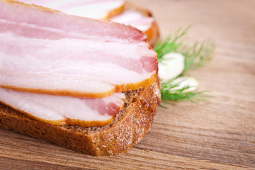 Sandwich with raw bacon