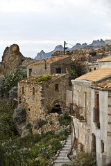 Antike Hausruine im Bergdorf Pentidattilo in Süditalien in der Region Calabrien