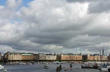 Fototapeta premium Stockholm, lumières nordiques dans le port de la capitale suédoise