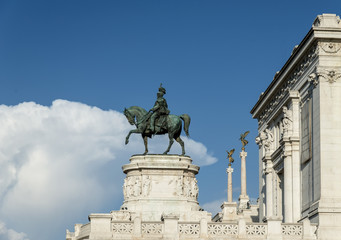 Obraz premium A sculpture of a man on a horse