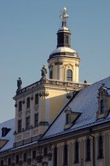 wrocław - ośnieżony gmach uniwersytetu wrocławskiego z wieżą matematyczną zimą