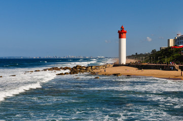 Umhlanga Leuchtturm mit Durban als Hintergrund; Südafrika