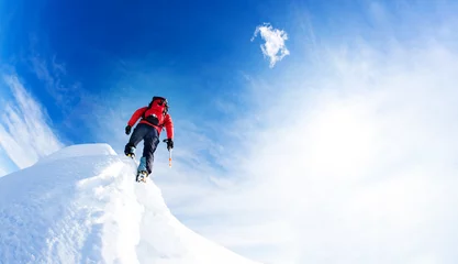 Gordijnen Bergbeklimmer arriveert op de top van een besneeuwde top. Begrippen: dete © rcaucino