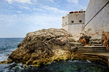 Fototapeta na wymiar Felsiger Stadtstrand von Dubrovnik