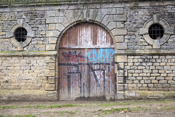 Fototapeta na wymiar Vieille porte des fortifications du Château de Sedan (Ardennes)