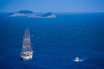 Fototapeta na wymiar Segelschiff und Kutter auf See begegnen sich