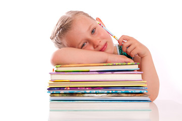 glückliches Schulmädchen mit Bücher vor weißem Hintergrund
