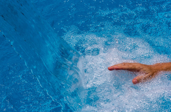 M&atilde;o e &aacute;gua.