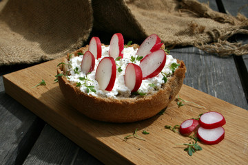 organic lifestyle hüttenkäse brötchen glutenfrei bio hölzern holz kresse frühstück 2017