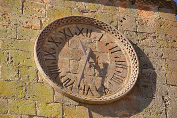 reloj en una fachada de piedra