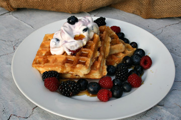 organisch lifestyle belgische waffeln himbeeren blaubeeren ahornsirup 