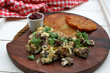 bayrische ochsenfleischpfanne biergarten lifestyle preiselbeeren reibekuchen rösti bio-lebensmittel