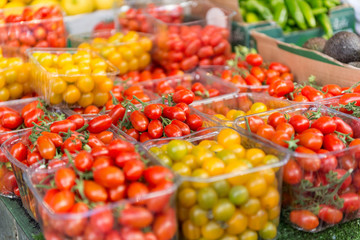 Kolorowe pomidory na stoisku targowym