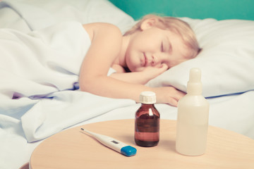 Obraz na płótnie Canvas Sick little girl in bed.