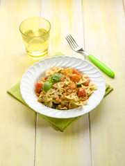 pasta with fresh tomatoes zucchinis and carrots