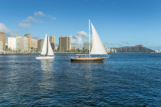 Fototapeta Sail boat with Diamond head mountain Hawaii background