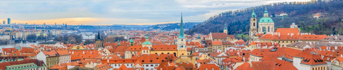 Fototapeten Panoramablick auf die roten Dächer von Prag und die Moldau © SvetlanaSF