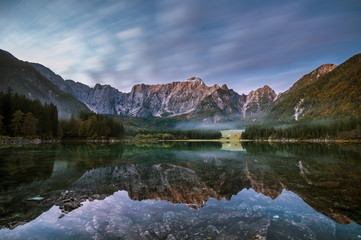 Fototapeta na wymiar jezioro górskie w Alpach Julijskich,Laghi di Fusine 