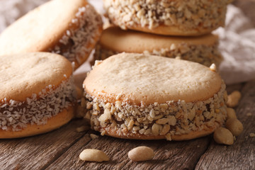 Naklejka premium Alfajores cookies on paper on the table macro. Horizontal 