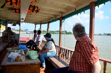 Obraz na płótnie Canvas Thai people passenger ferry boat crossover Chaopraya river