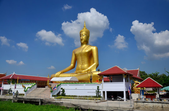Golden Big Buddha statue image at Wat Bangchak Templ