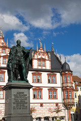 Fototapeta na wymiar Prinz-Albert-Denkmal undStadthaus in Coburg, Deutschland