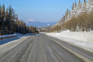 Извилистая дорога уходит вдаль.