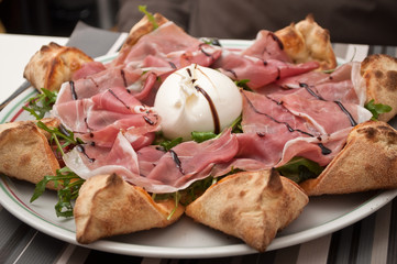 pizza spéciale bords roulés au jambon et mozzarella