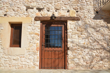 Fototapeta na wymiar puerta de madera en una casa rural