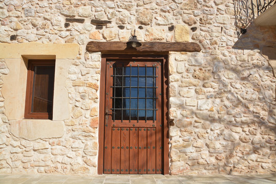 puerta de madera en una casa rural