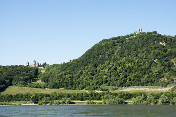 Drachenfels und Schloss Drachenburg bei Königswinter am Rhein, Deutschland