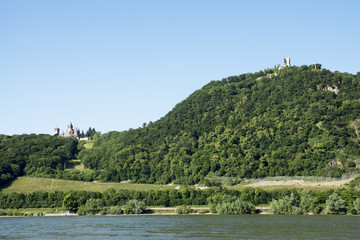 Fototapeta na wymiar Drachenfels und Schloss Drachenburg bei Königswinter am Rhein, Deutschland