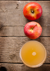 Apple juice with fresh apples